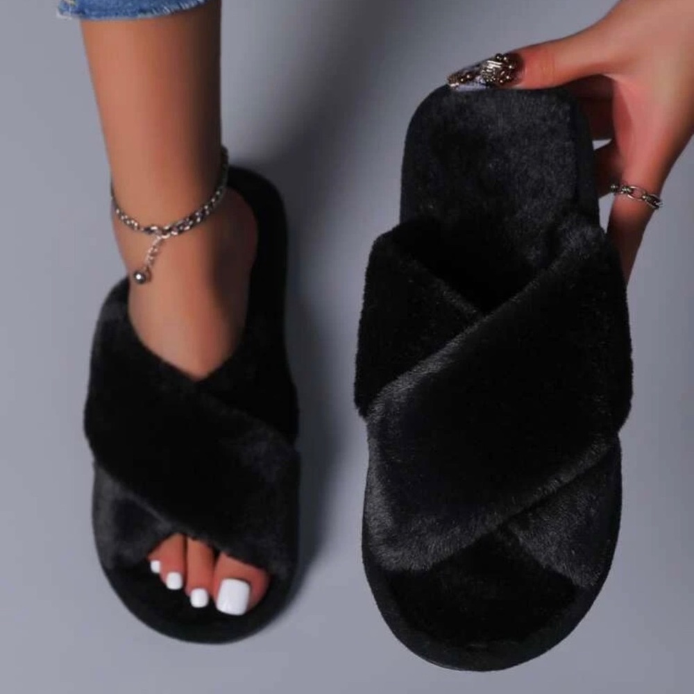 Women's Indoor/Outdoor Lug Sole Black Fuzzy Slipper Slides Sz 5/6